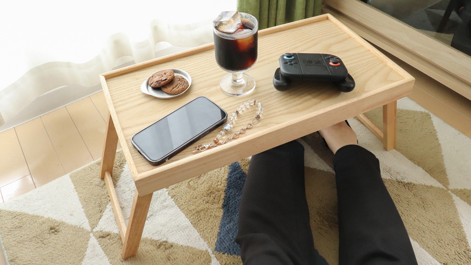 ニトリの脚付きトレーでソファ時間が快適に。すべりにくいから“ちょい