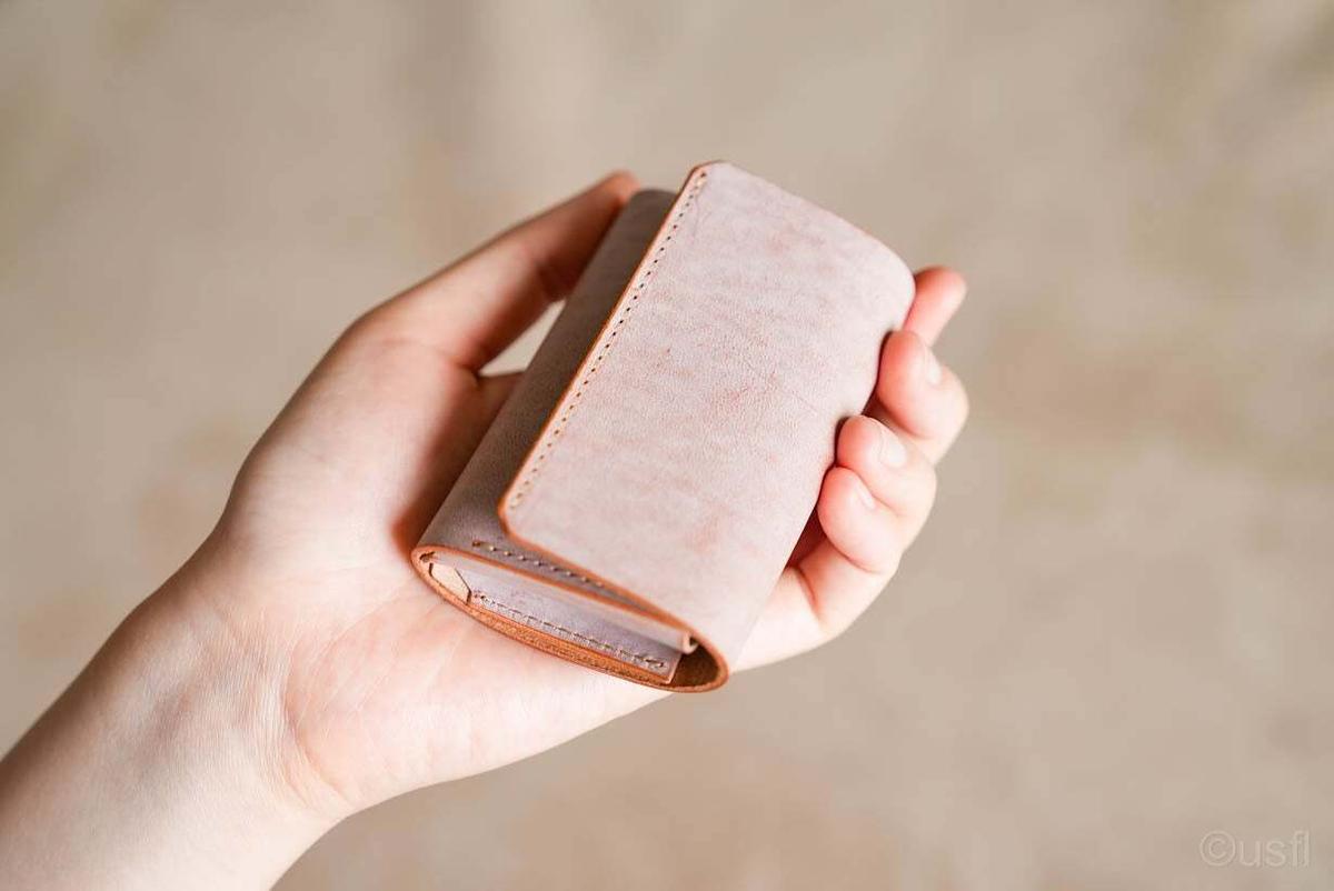 使うほど艶めく神秘のレザー。1秒アクセスの極小財布でお出かけを身軽