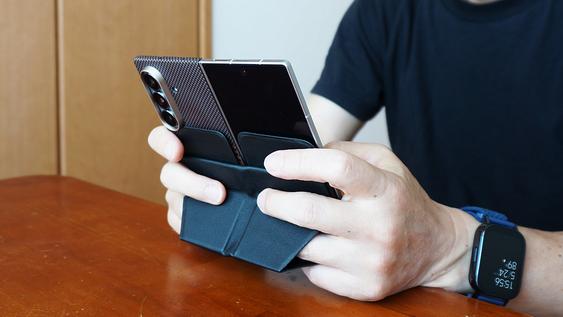 重いスマホもラクピタッ。折りたたみ専用スタンドでQOL上がりました