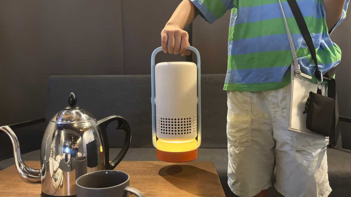 小さくてかわいいエクスジミーのプロジェクターで、ホテル上映会。近所