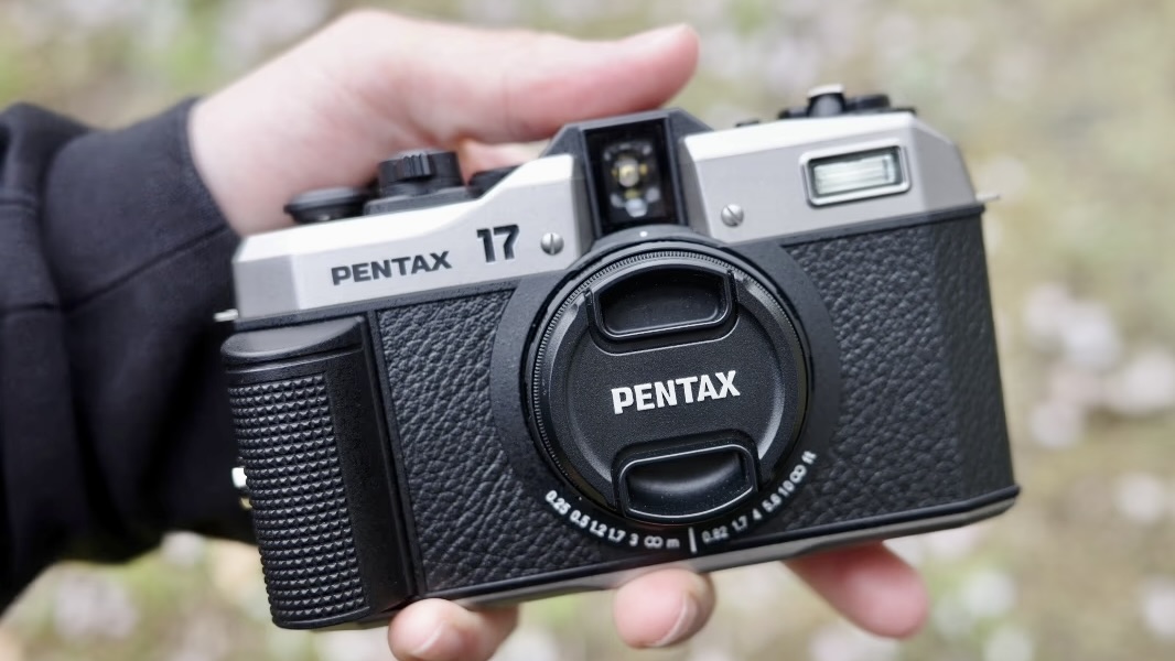 PENTAX 17 レンズフィルター付　コンパクトフィルムカメラ　箱無し 令和のフィルムカメラ「PENTAX 17」で唯一無二の体験を。ハーフサイズ