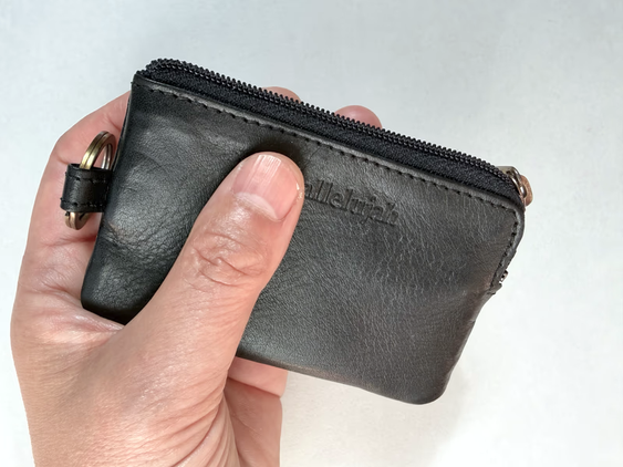 イヤホンや目薬を入れても。2,000円台で買える本革のミニ財布が何かと