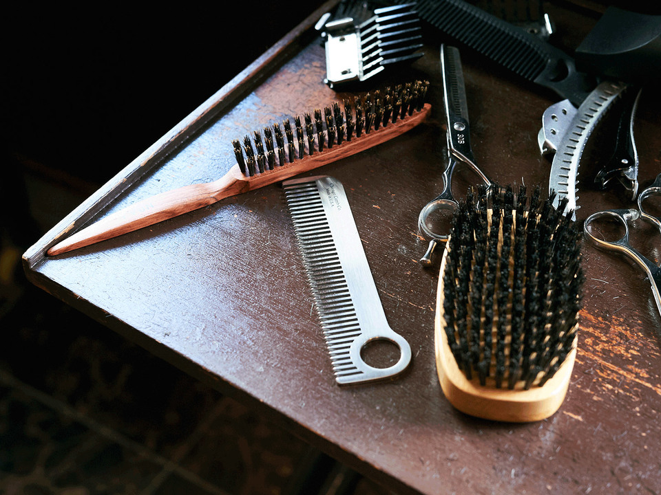 右から〈KENT〉の「Finest」、〈Chicago Comb〉の「Classic Model No.1 Stainless Steel」、〈N.B.A.A〉の「Finishing Brush S」