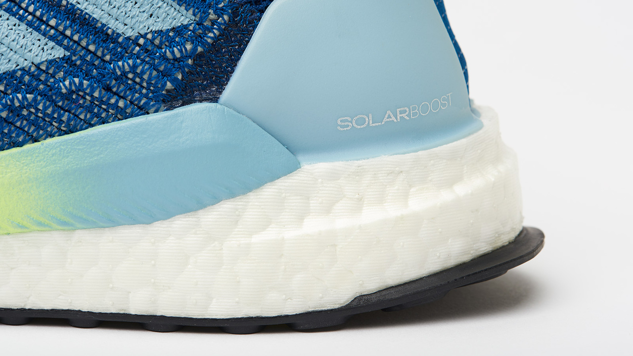 クッション性だけでなく、反発性にも優れたBOOST(TM)フォームをミッドソールに採用。スムーズな重心移動をサポートしてくれる。