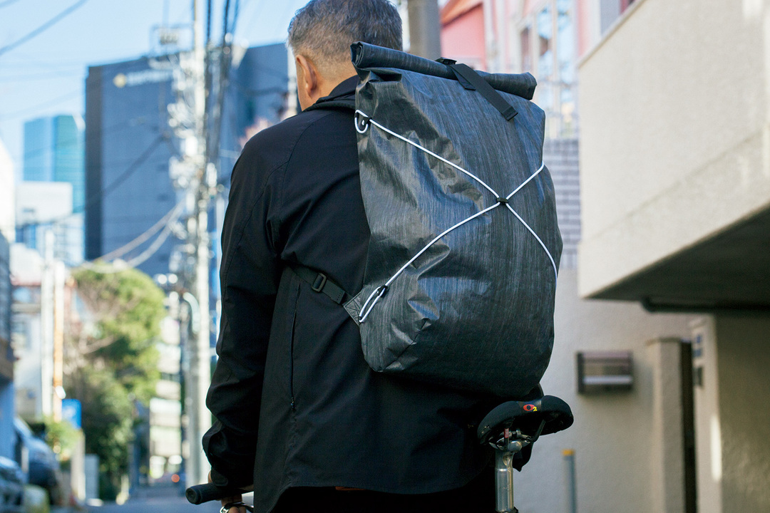 自転車に乗るユーザーのために考え抜かれた〈レジスタント〉のバックパック《Delight》