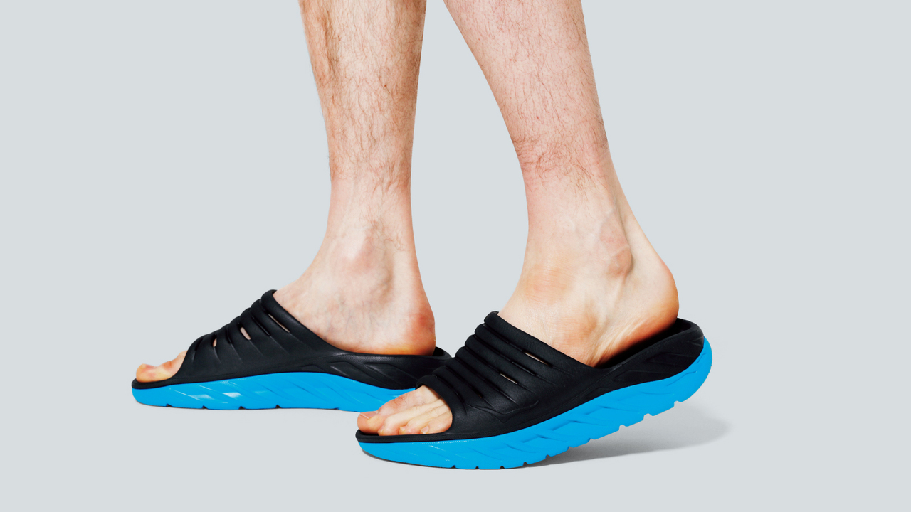 《オラ リカバリー スライド》¥8,000(HOKA ONE ONE/デッカーズジャパン)