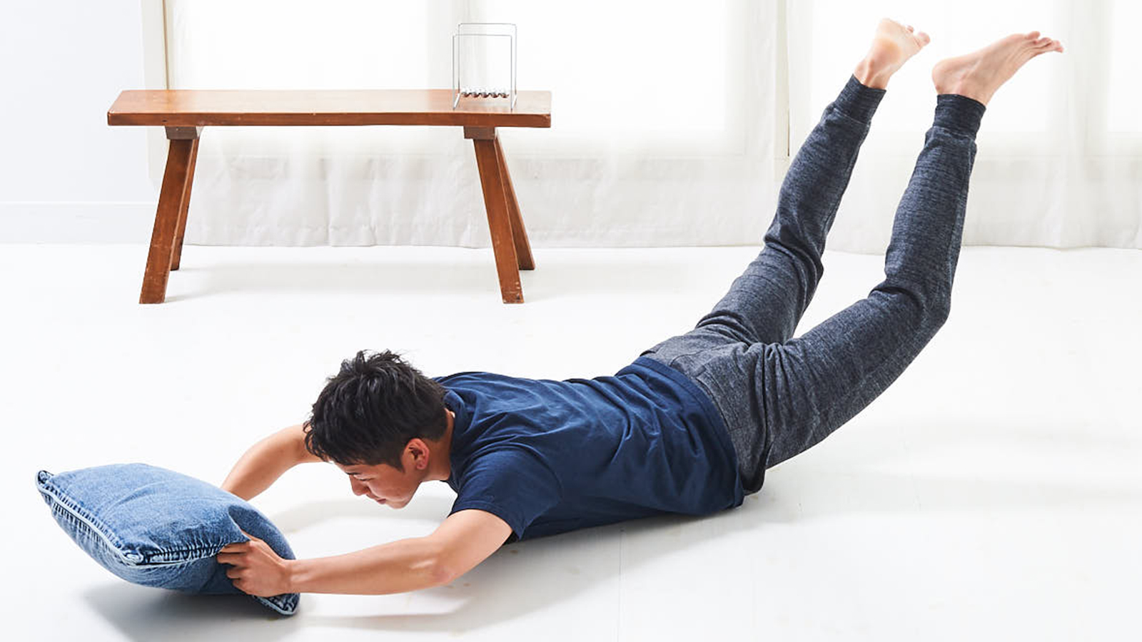 シーソーのような動きで 背中の筋肉 を鍛える 寝っころがりながらトレ Tarzan Web ターザンウェブ