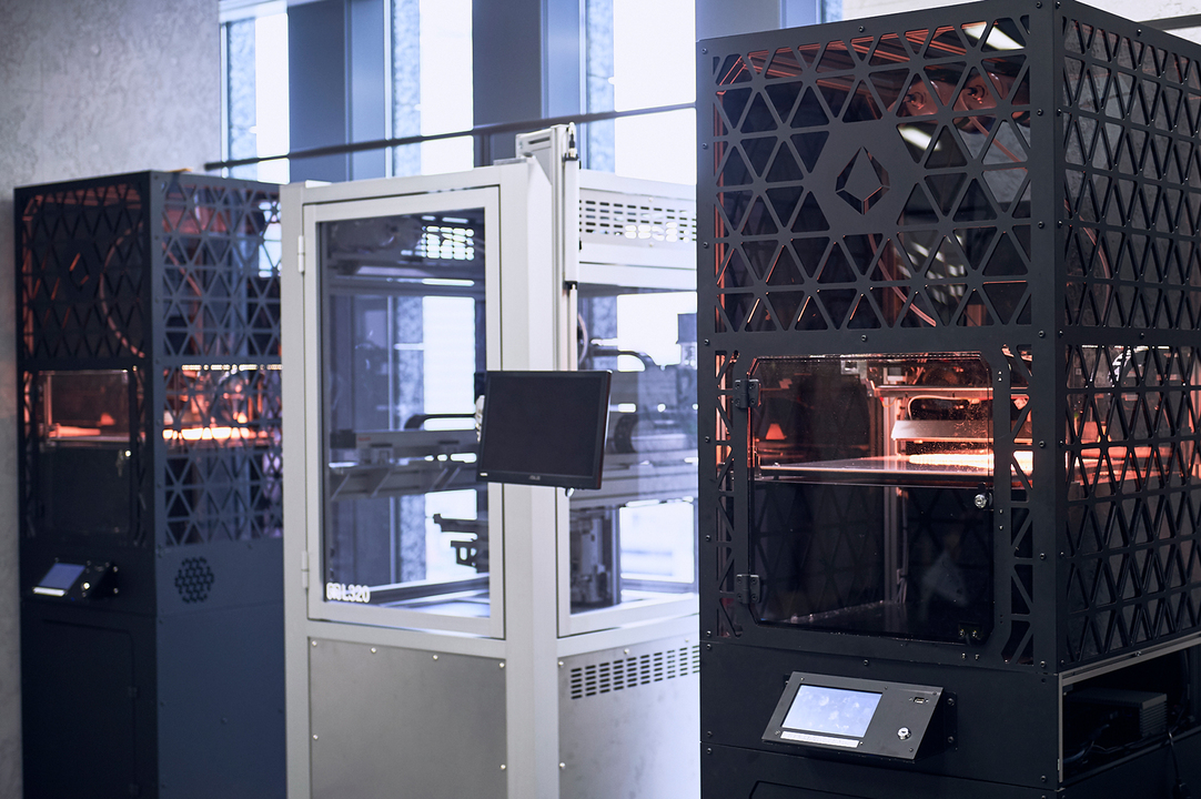 《QUANT-U》のミッドソールを作る3Dプリンターの外観