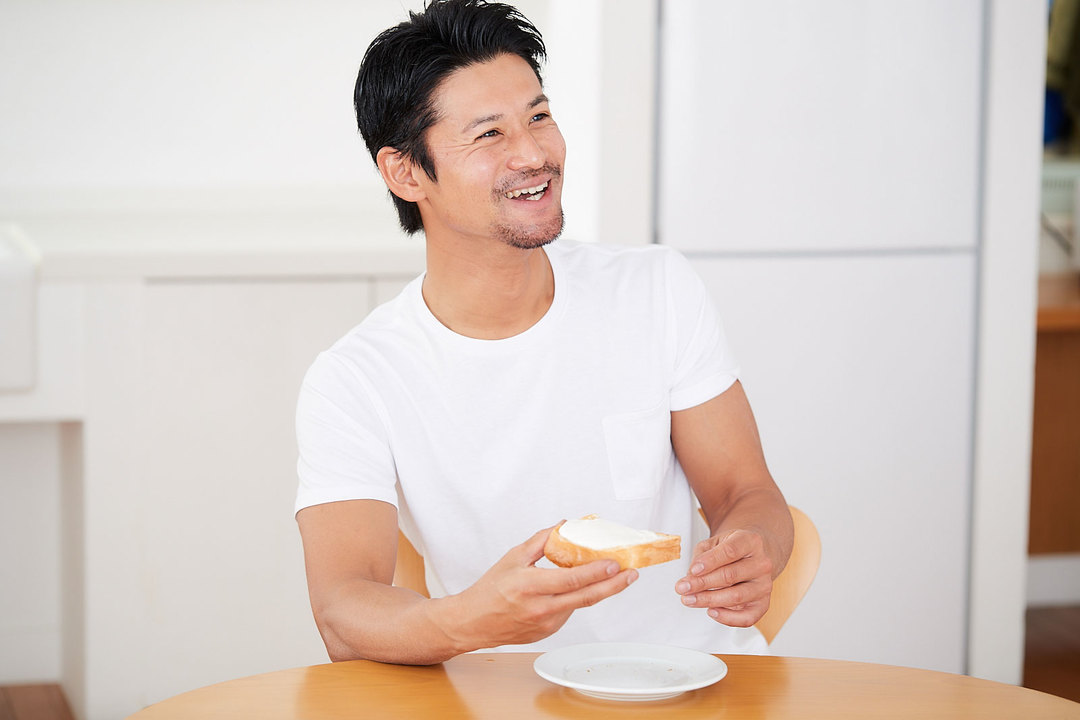 《パルテノ》を盛ったトーストを食べて、思わずニッコリの山下さん。