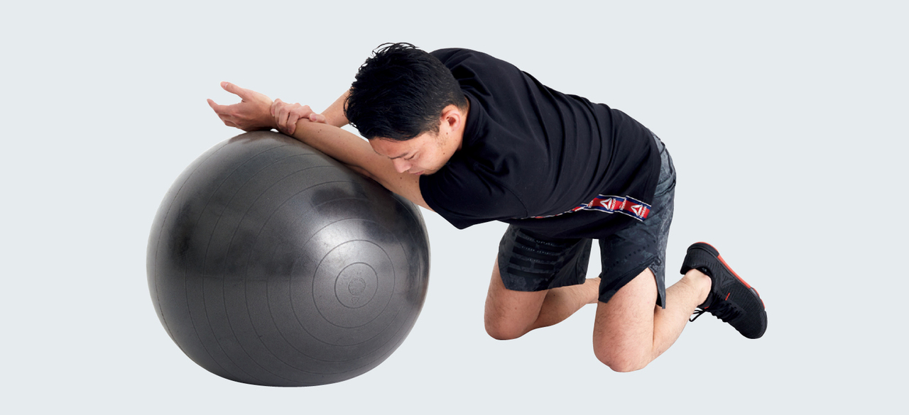 バランスボールで三角筋のストレッチ
