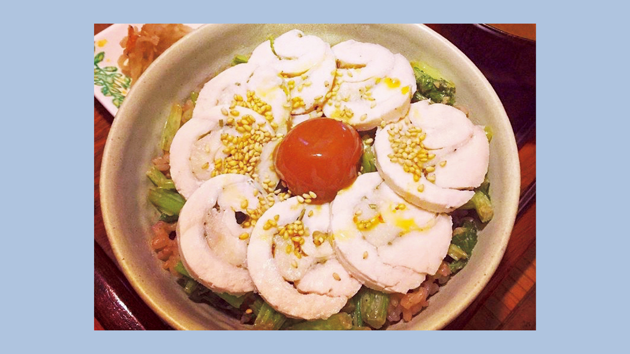 塩抜き中のある日の食事。ごはんと野菜、鶏肉のハム。鶏ハムはごく薄めに味付けした自家製がベター。