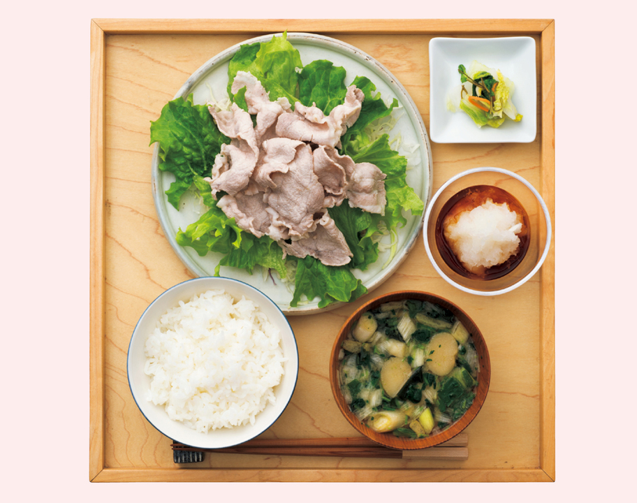 全体分量のイメージは、主食2:主菜1:副菜2。シジミにはビタミンB12、海鮮丼にはB1、B2、B6(鮭)、ナイアシン、B6(マグロ)、B2(ハマチ)、豚肉にはビタミンB1が豊富。