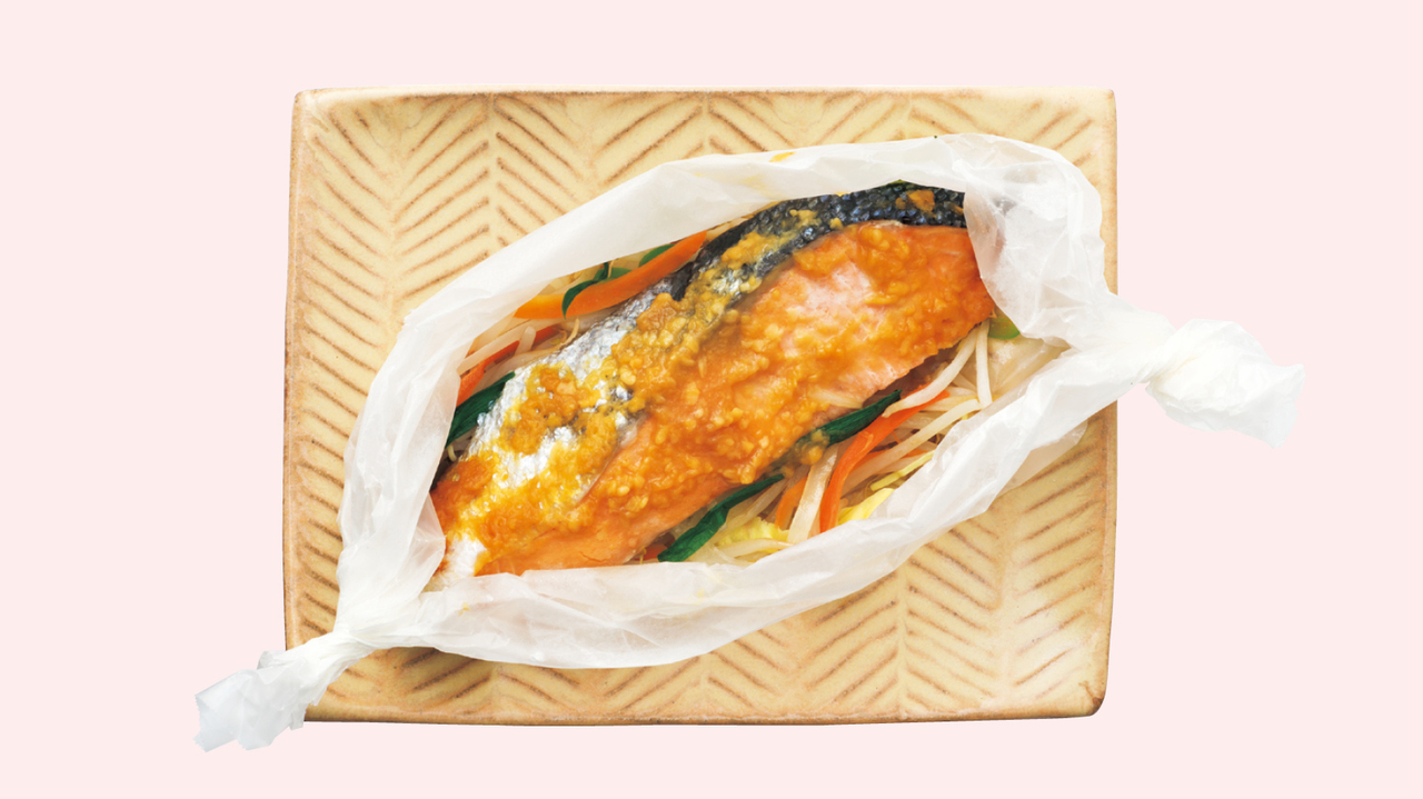 味噌大さじ1とポン酢大さじ1を混ぜておく。クッキングシートに、好みの野菜(野菜炒め用カット野菜など)を入れ、鮭の切り身を乗せ、味噌だれを全体に塗る。クッキングシートを閉じて600Wのレンジで5分間加熱する。