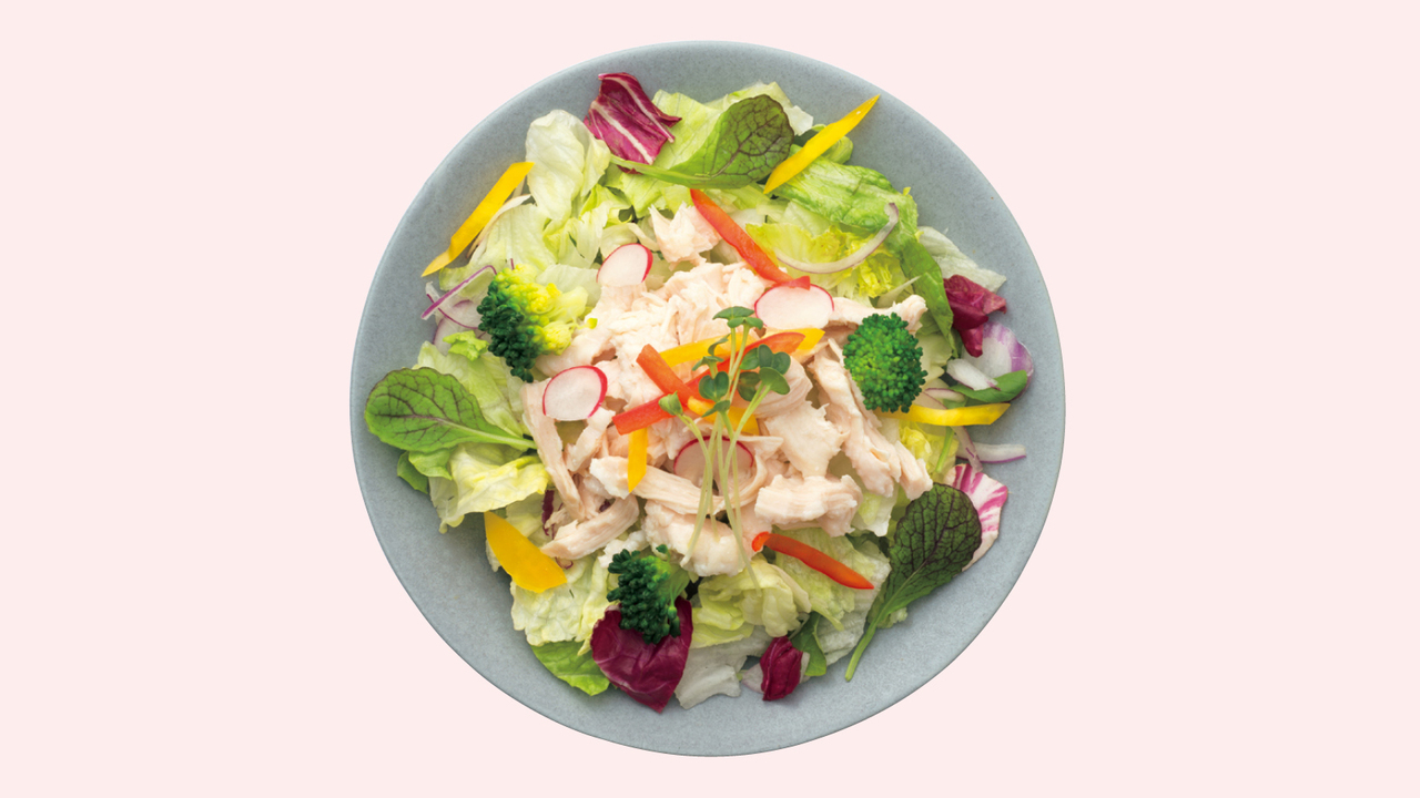 器に好みの野菜を盛り、市販のサラダチキンをほぐし、野菜の上に乗せる。好みでノンオイルドレッシングをかける。