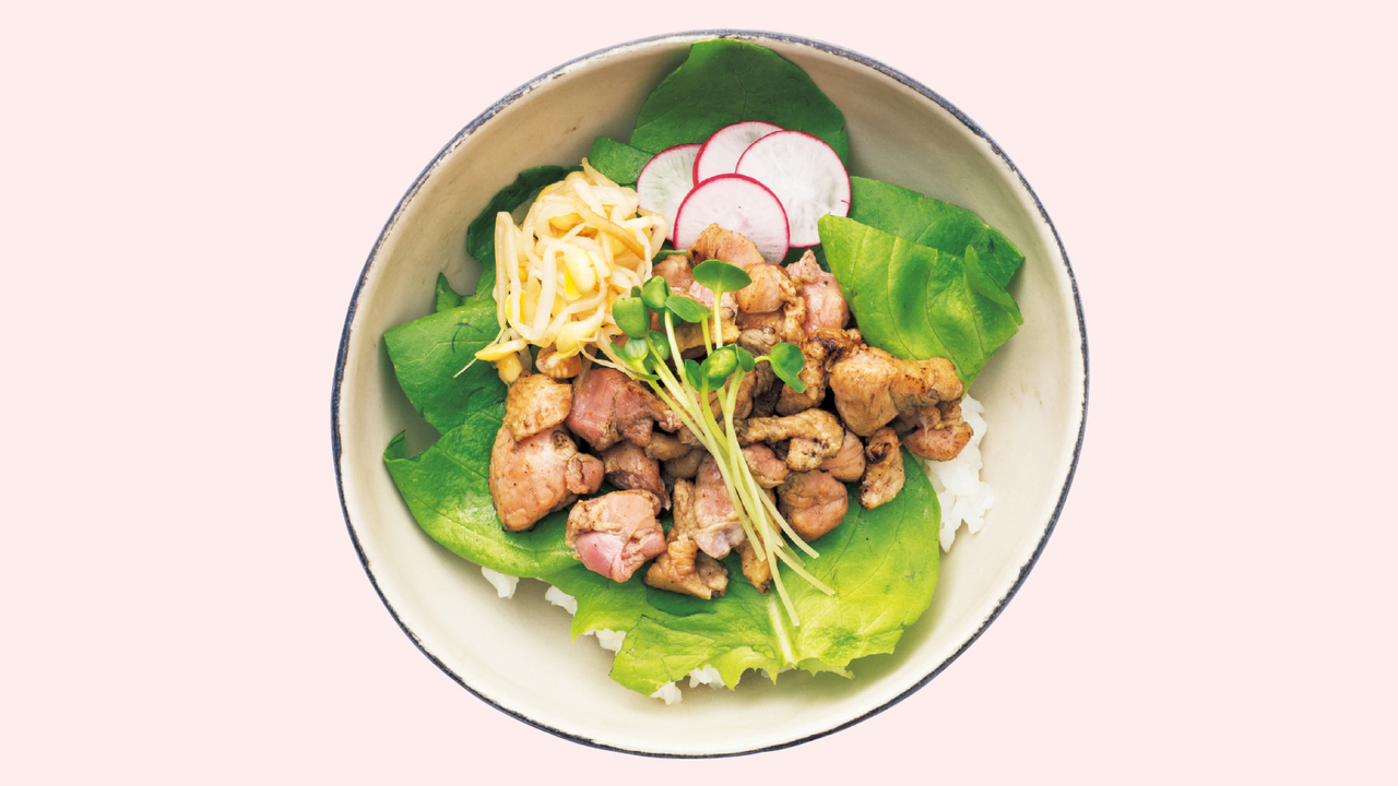 どんぶりにご飯を入れ、レタス、キャベツなど好みの野菜を乗せる。缶詰または市販の焼き鳥を野菜の上に盛り付け、好みでもやしナムルを添える。