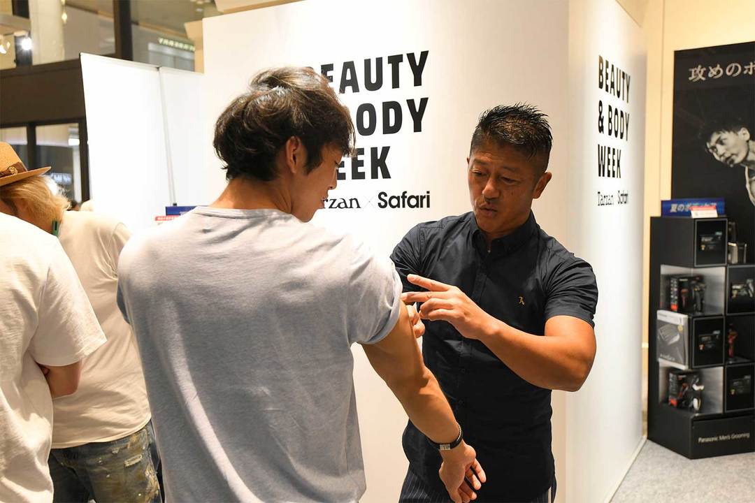 トークショー後、体験ブースで交流する『ターザン』読者と白戸さん。熱心に上腕三頭筋のトレーニングについて話をしていた。