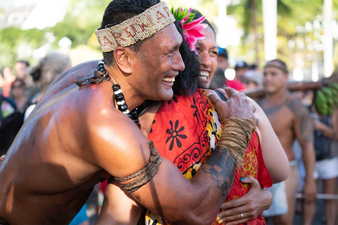ゴール直後、完走の喜びに抱き合うランナー達。お疲れ様でした!