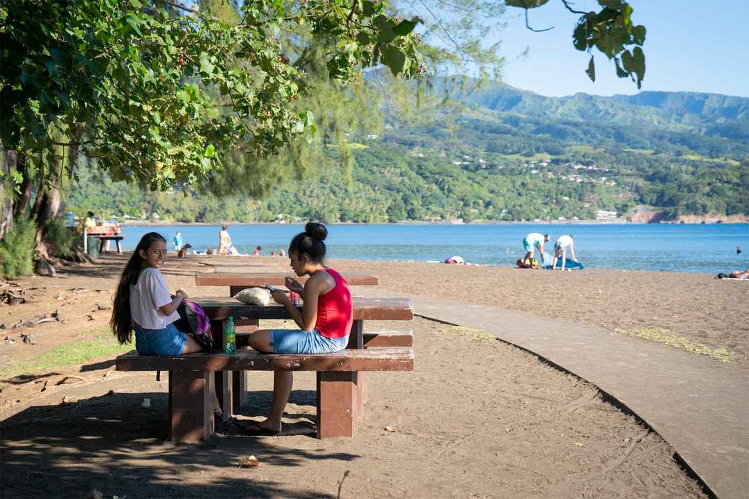 パペーテではなかなか見られない、現地の人たちの日常の一幕を見るのも旅の醍醐味。