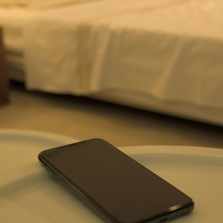 スマホが寝る直前まで手放せない。