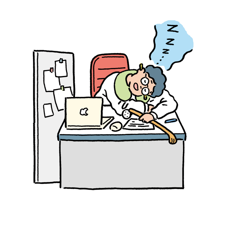 耳栓で音を遮断してデスクで昼寝。