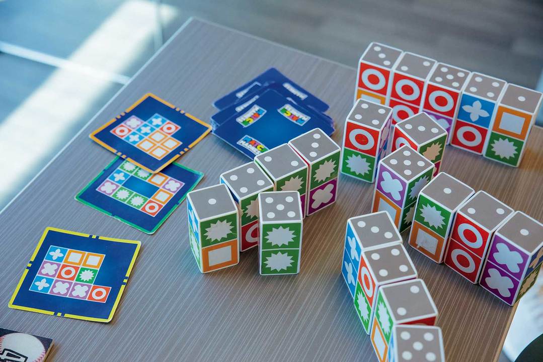 レッシャー環境下で図形を並べる速さを競うゲーム