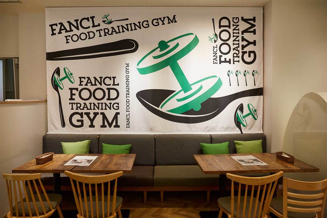 営業期間中は店内のデザインも〈FOOD TRAINING GYM〉一色