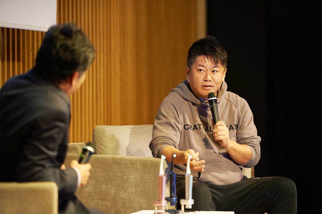 歯周病について意見を交わす堀江さんと小山さん