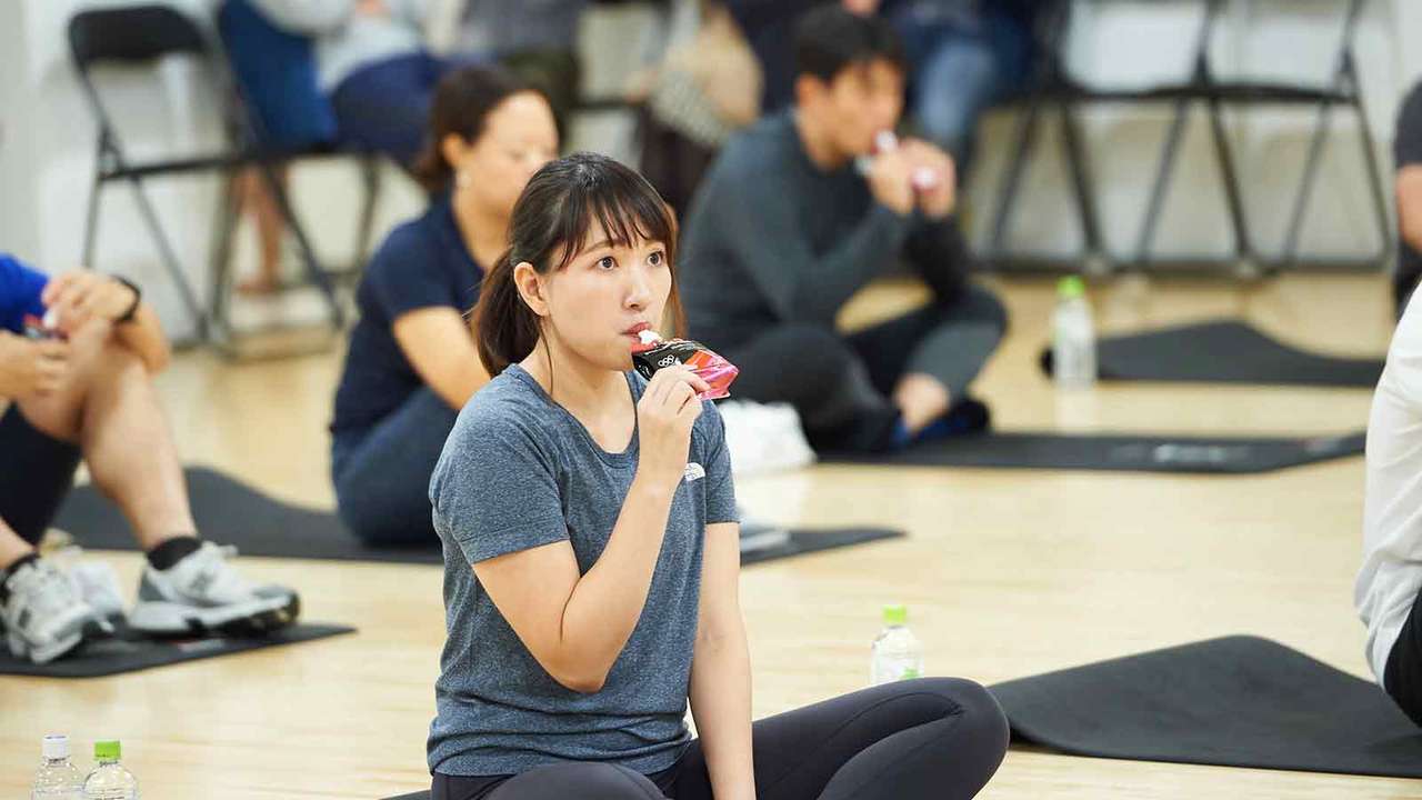 アップル味を飲む参加者