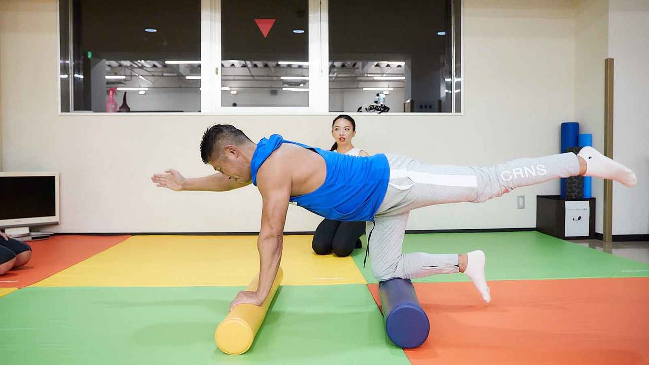 ストレッチポールの上で微動だにしない白戸さんにメンバー一同びっくり!