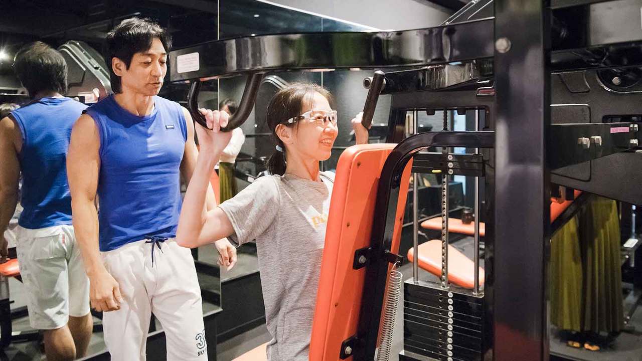背中を鍛えるラットプルダウンでは、バーを引き下ろす動作で息を吸い、戻す動作で息を吐く。パーソナル指導が進むにしたがって、参加者も少しずつエキセン筋トレ流の呼吸法とカウント法に徐々に慣れてきた。