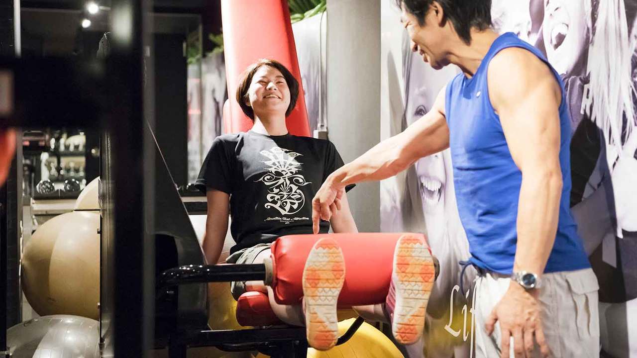 例えばレッグエクステンションでは、スタートポジションから両足を前に蹴り出す動作は息を吸いながら勢いよく行い、両足を元の位置に戻す動作は息を吐きながらじっくり行う。