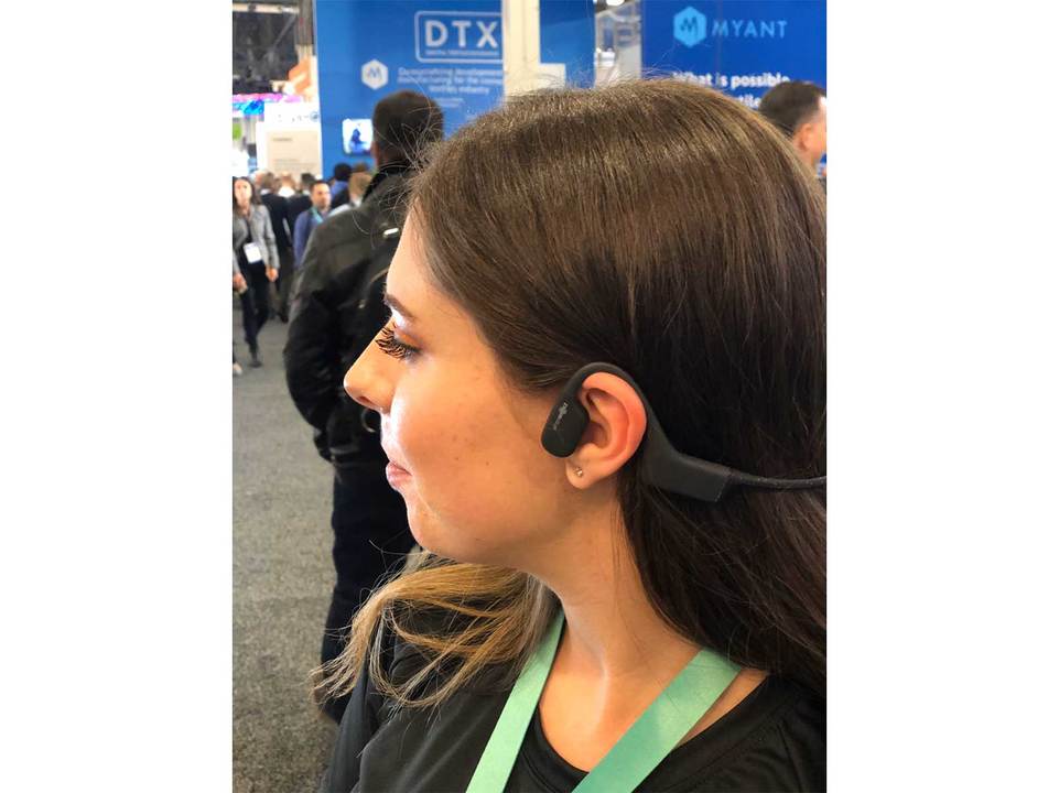 骨伝導ワイヤレスイアホン《AFTERSHOKZ 》を装着した様子。