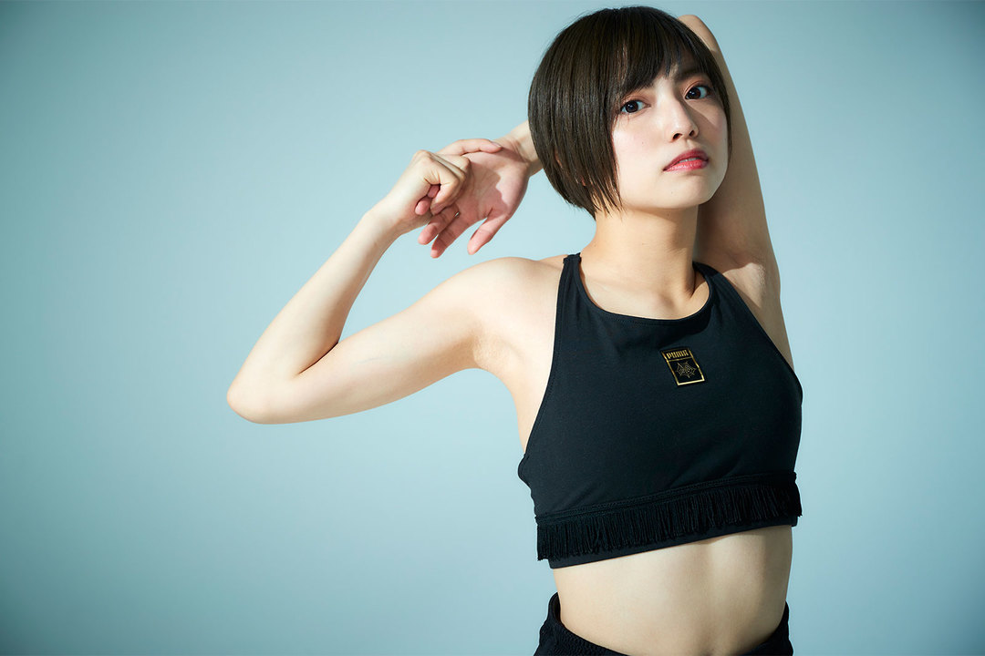 ストレッチをする高見奈央さん