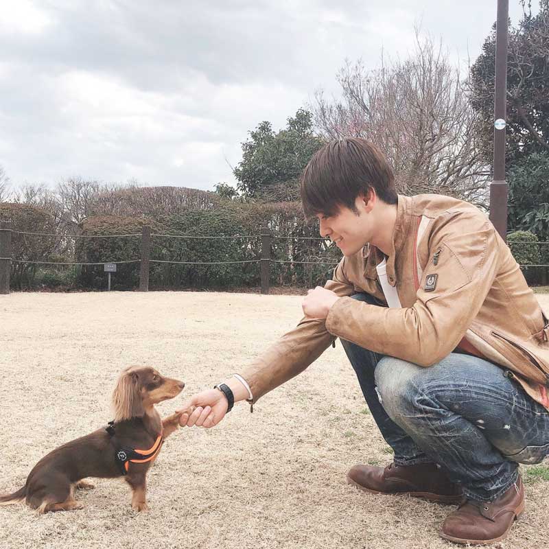 犬と遊ぶ松下▽(まつした・ぎゃくさんかっけい)さん