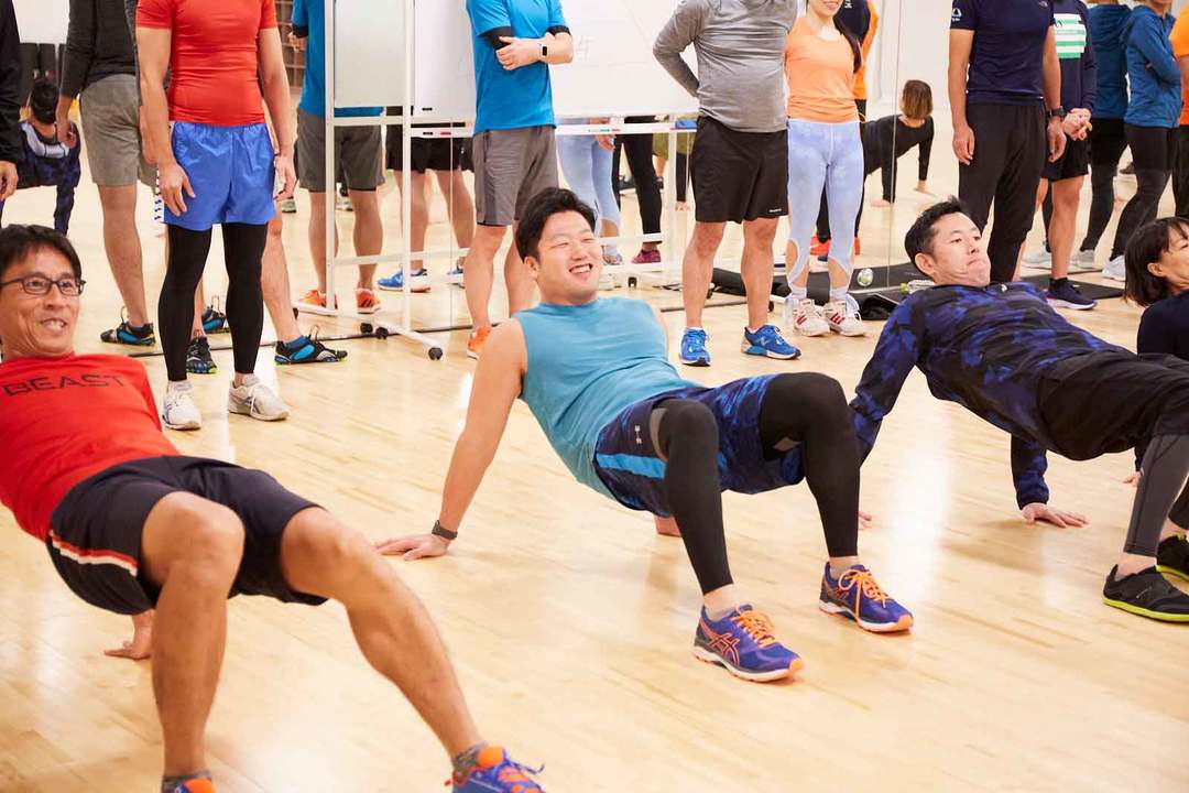 トレーニングに取り組む参加者