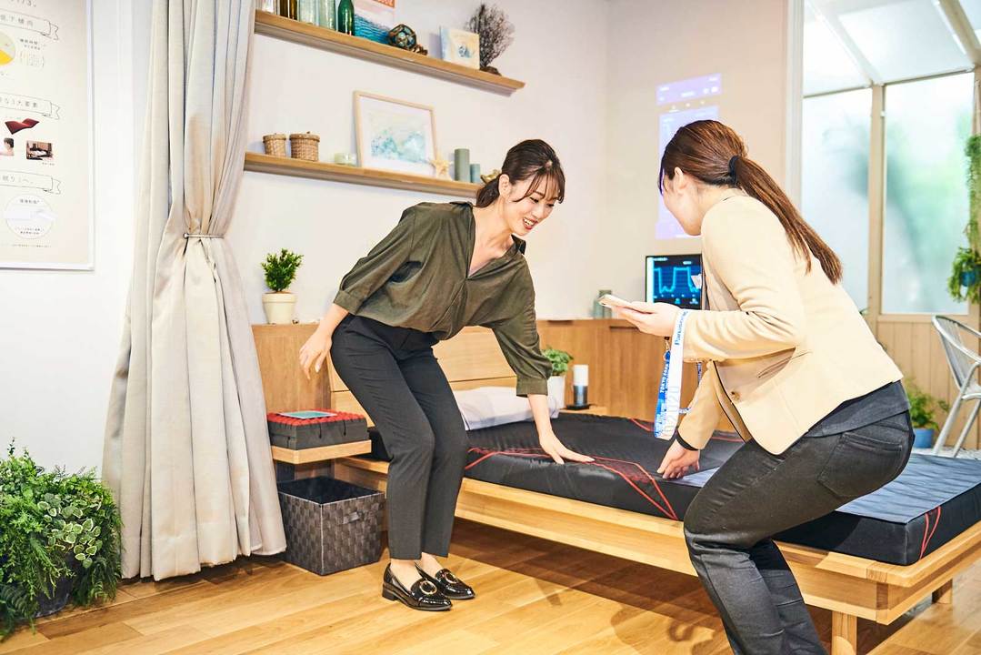 マットレスを触る須方さん
