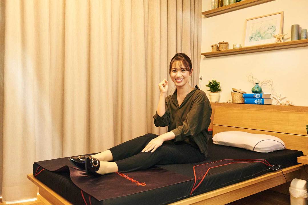マットレスに座る須方さん