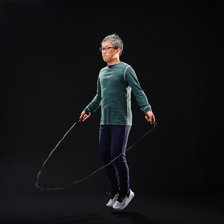 《Smart Rope Pure》を体験するライター・クロダ