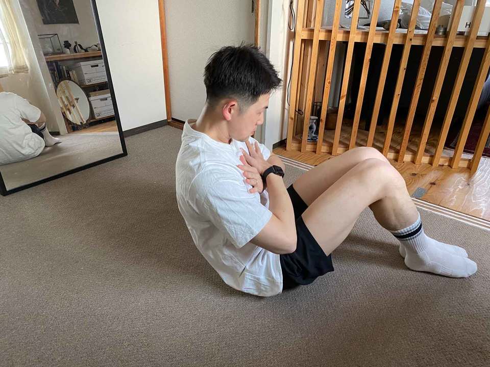 真剣にシットアップをするワタベ