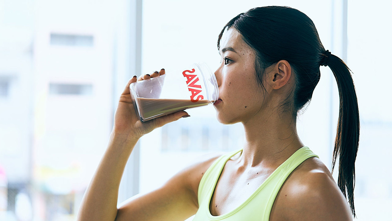 プロテインを飲んでいる様子