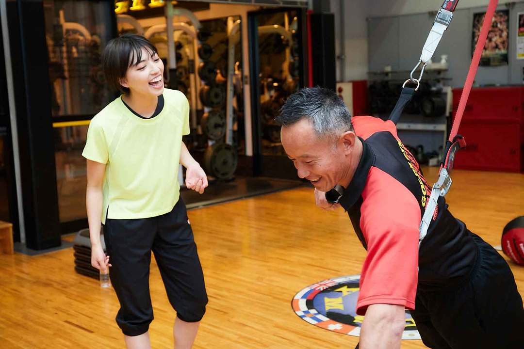 浜中さんのお手本を見る高見奈央さん