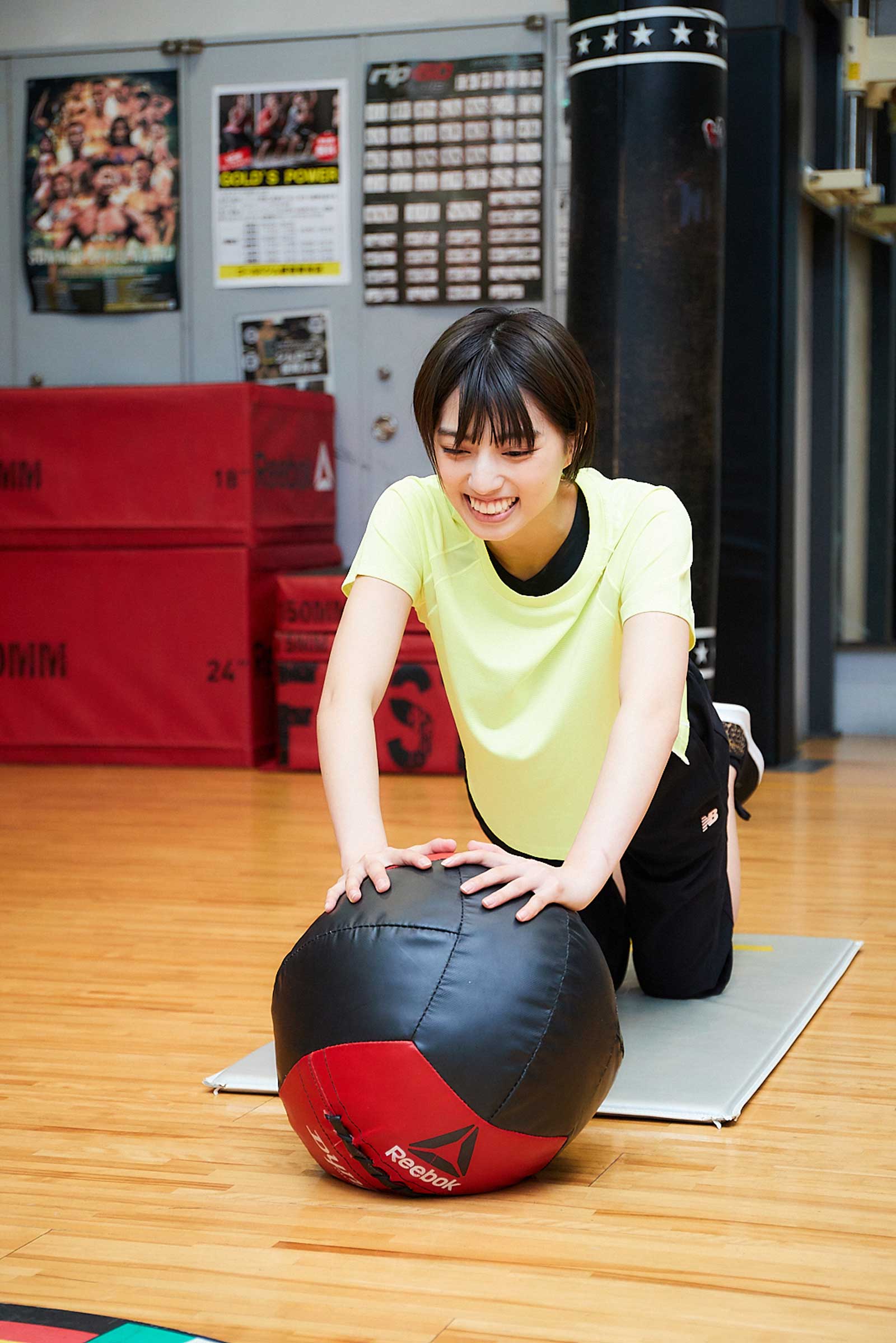 メディシンボールでプッシュアップする高見奈央さん
