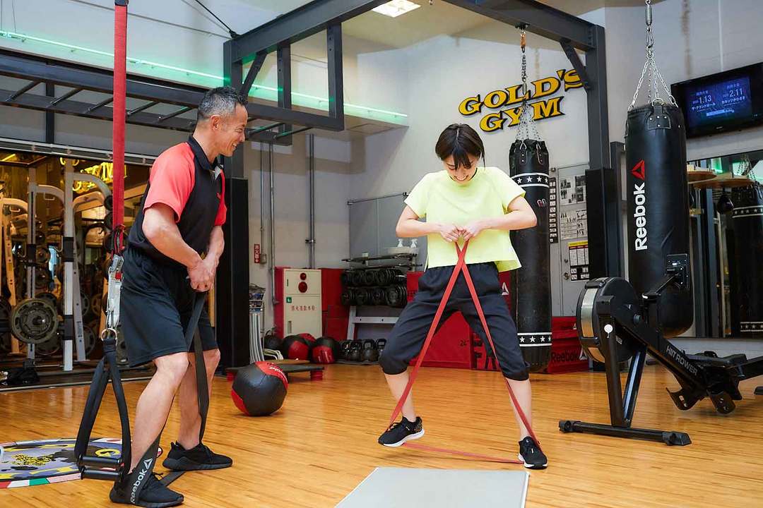 チューブトレーニングを行う高見奈央さん