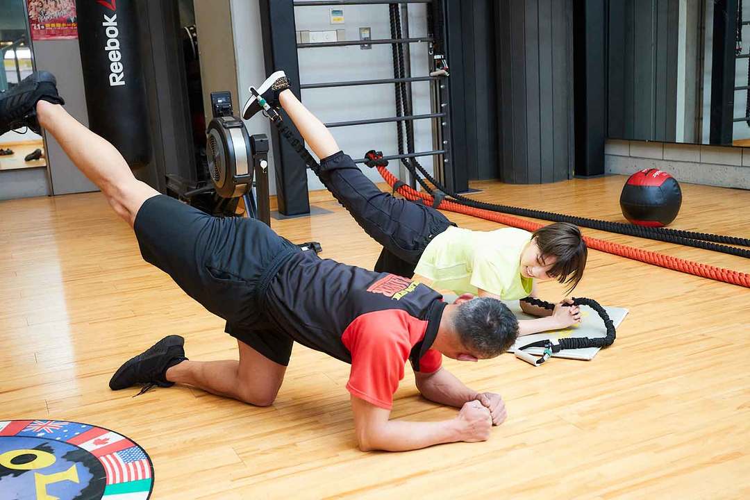 チューブトレーニングを行う高見奈央さん
