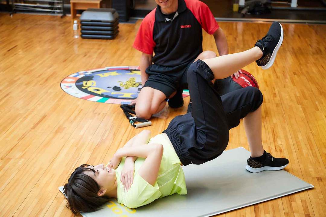 ヒップリフトを行う高見奈央さん