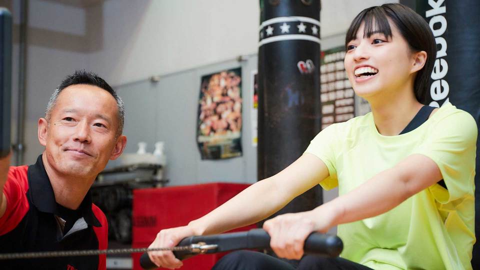 ローイングマシンを行う高見奈央さん