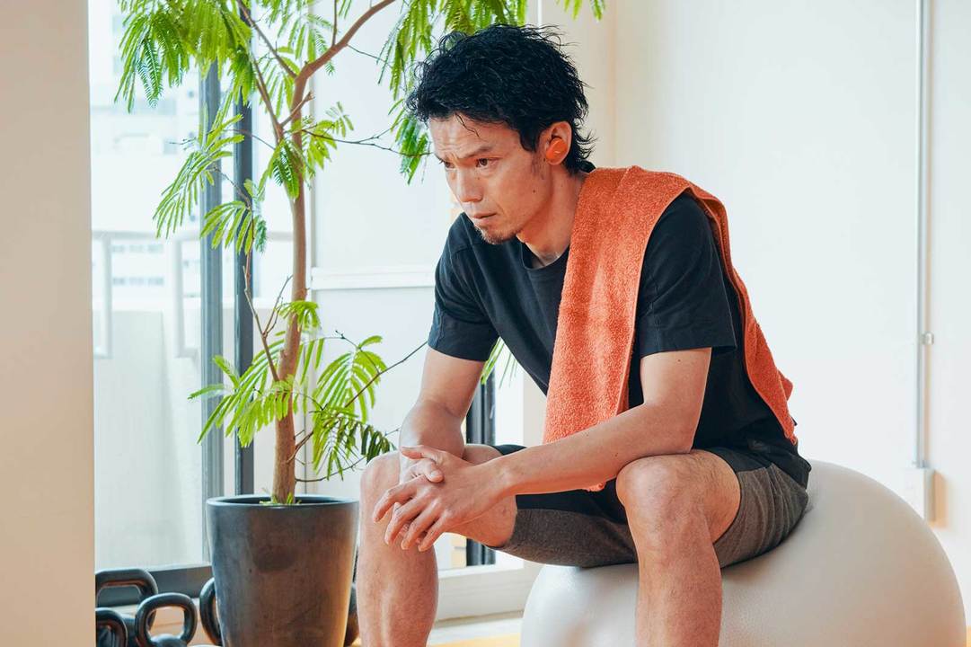 ワイヤレスイヤホン《ソニー WF-SP800N》を装着した菅原順二トレーナー