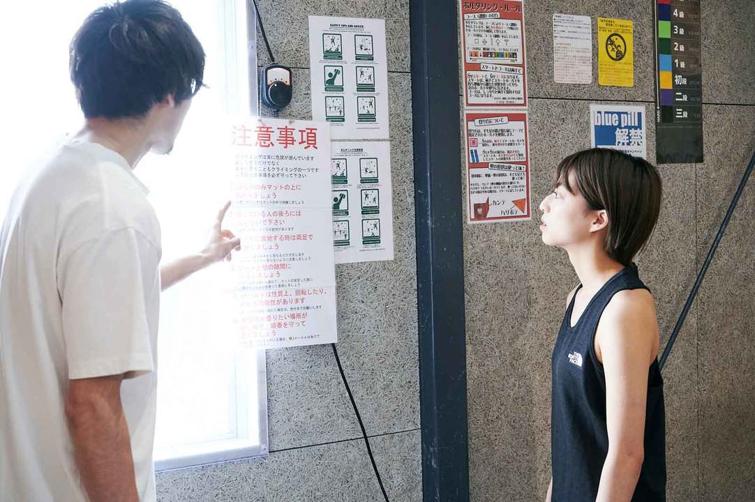 注意事項について説明を受ける高見奈央さん