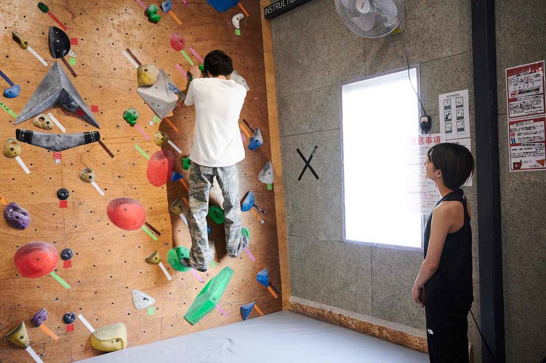 ボルダリングのお手本を見る高見奈央さん