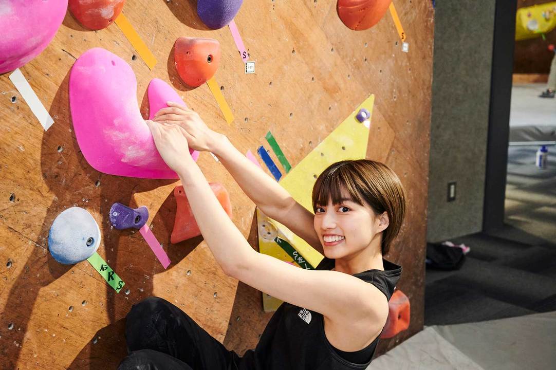 ボルダリングに挑戦する高見奈央さん